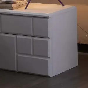 طاولة جانبية بتصميم مكعب