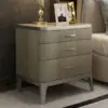 طاولة سرير جانبية مصنوعة من خشب